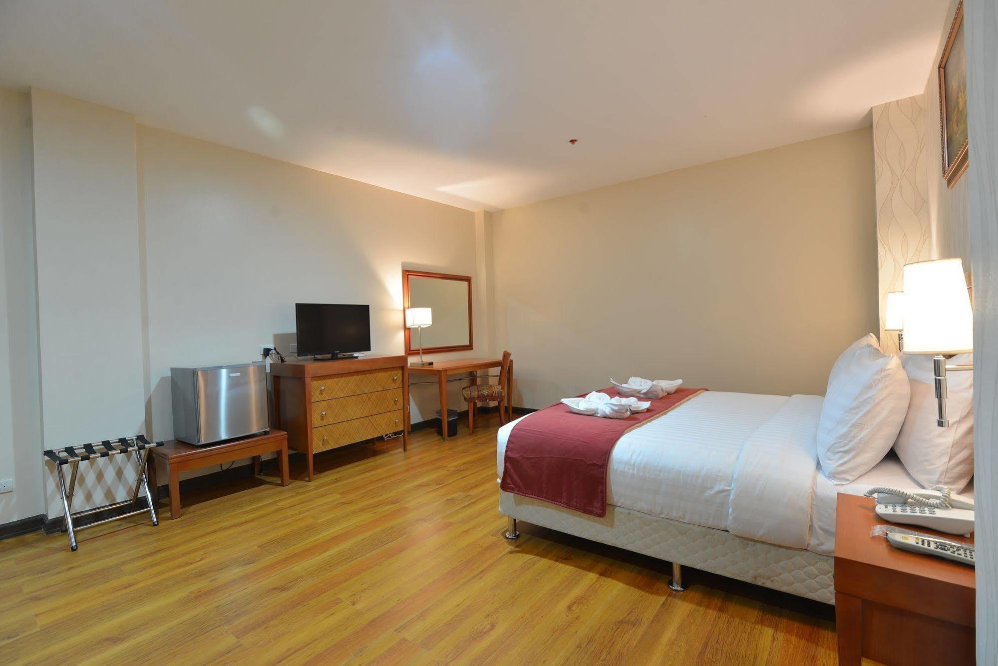 Royal Suites Condotel Kalibo Esterno foto