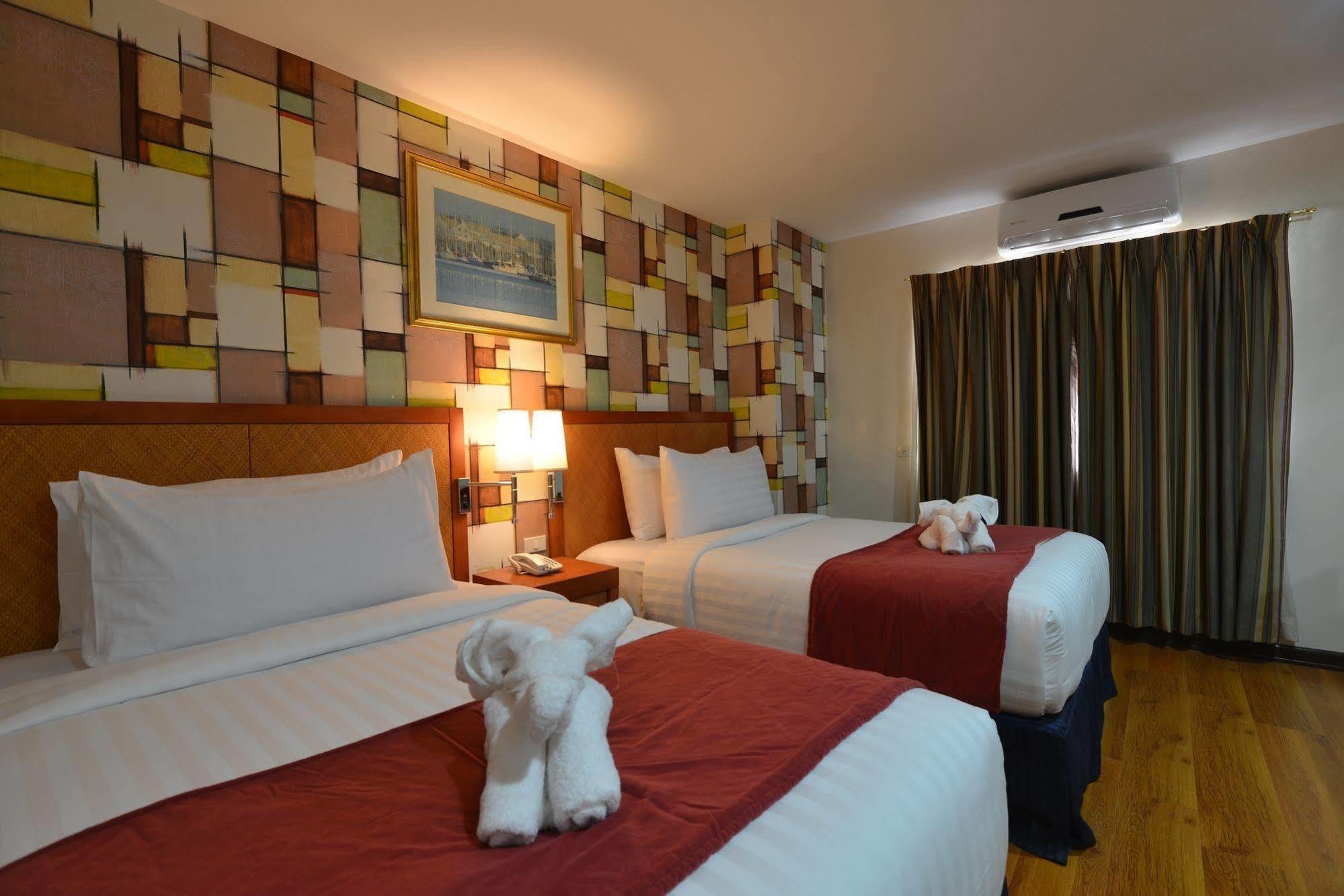 Royal Suites Condotel Kalibo Esterno foto