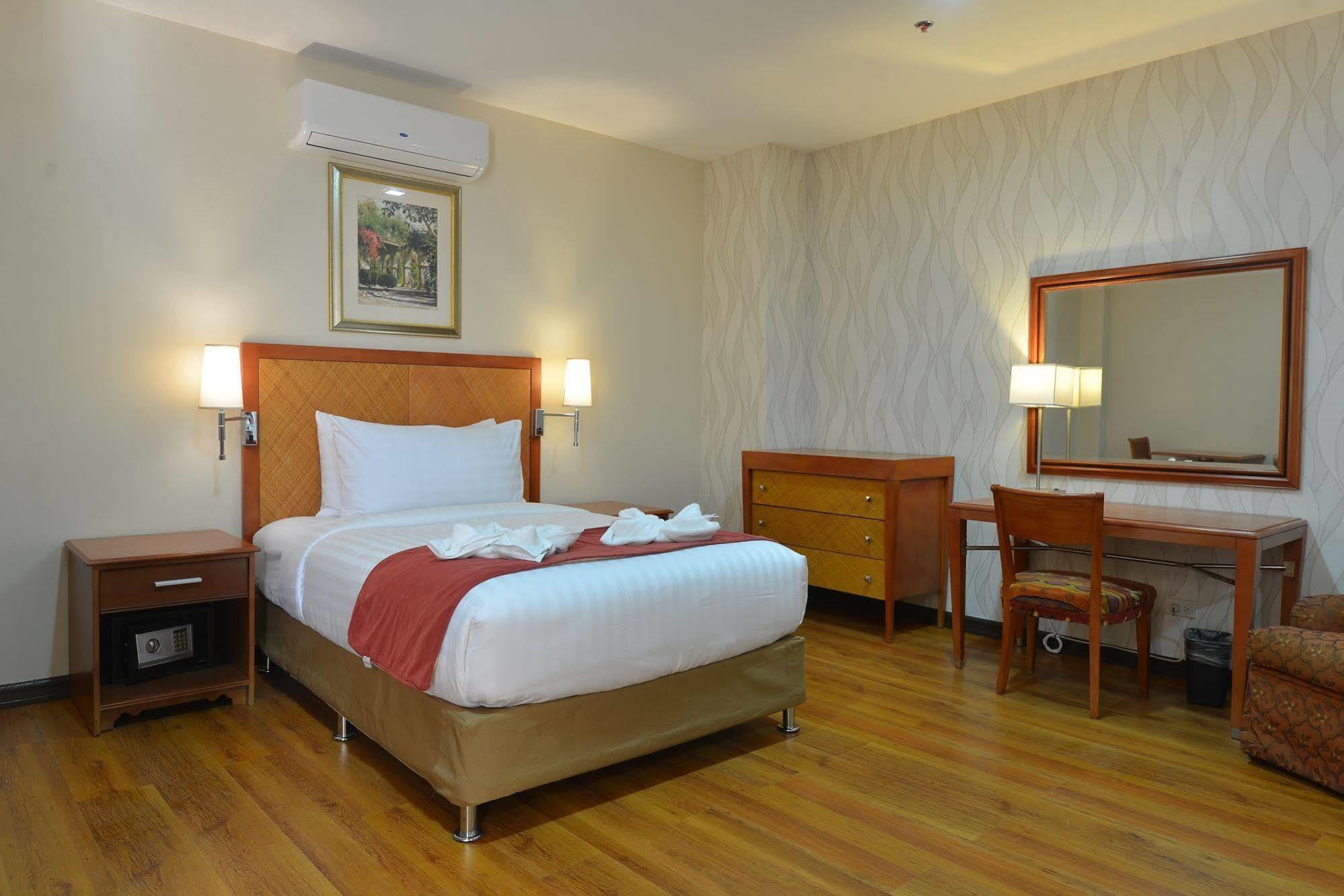 Royal Suites Condotel Kalibo Esterno foto