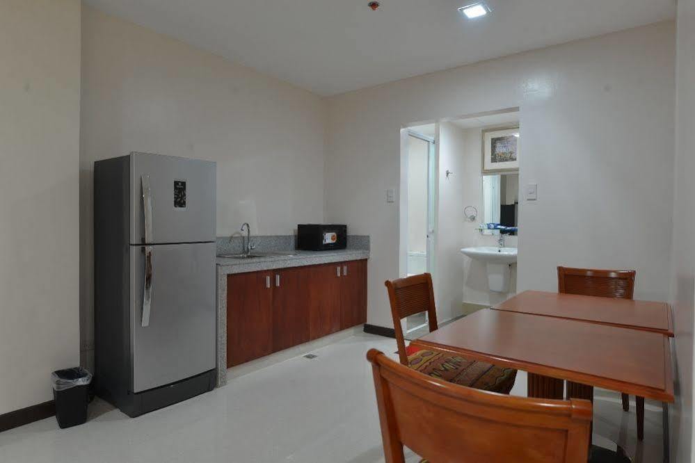 Royal Suites Condotel Kalibo Esterno foto